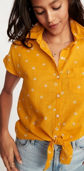 Old Navy Tops - 3/$10 Old Navy front tie yellow daisy shirt